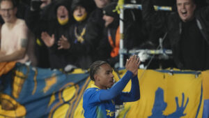 Noah Nartey klappede ud mod de medrejsende Brøndby fans