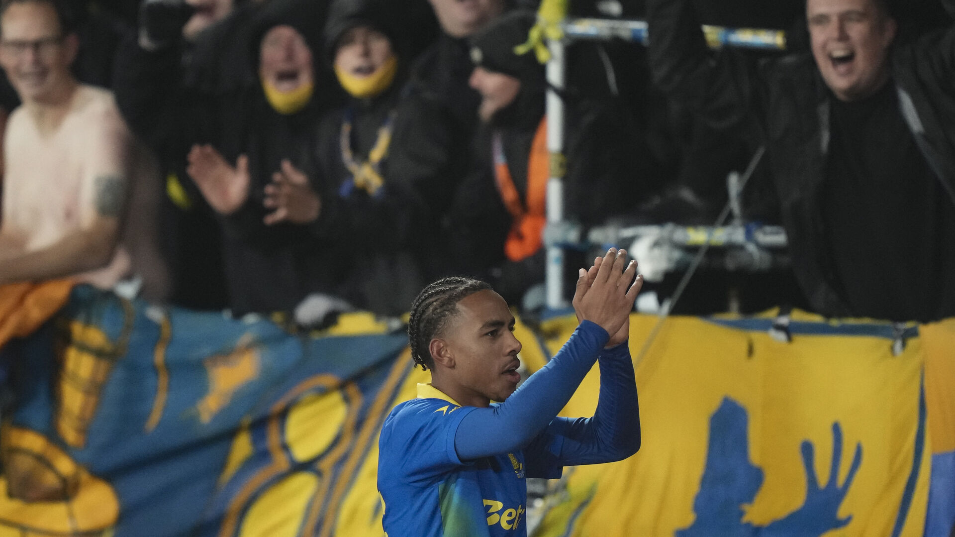 Noah Nartey klappede ud mod de medrejsende Brøndby fans