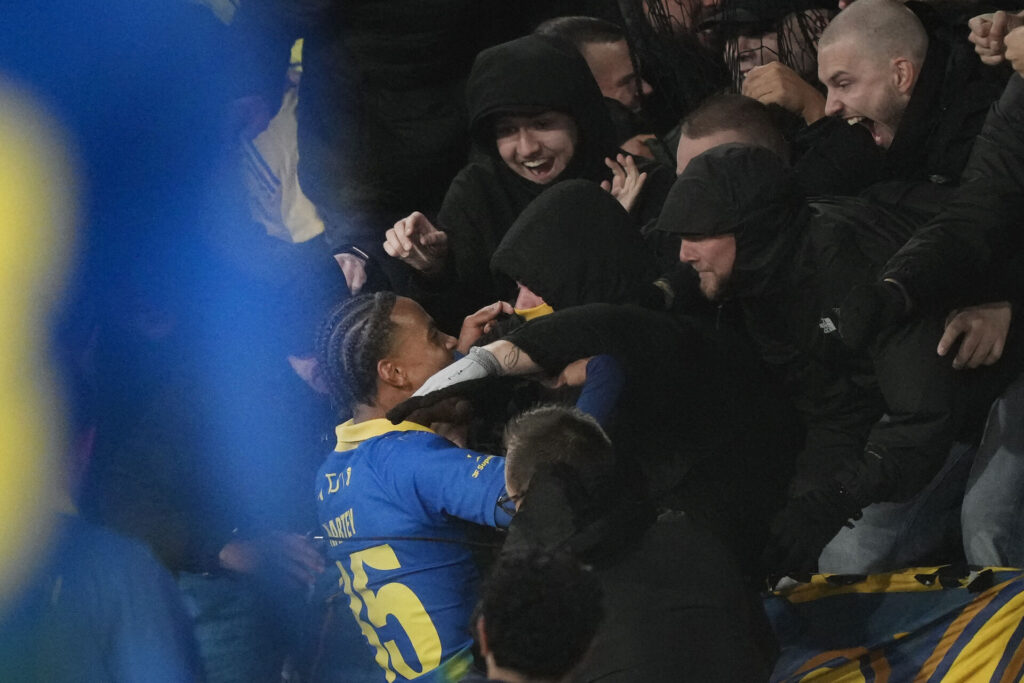 Noah Nartey jubler med de medrejsende Brøndby-fans.