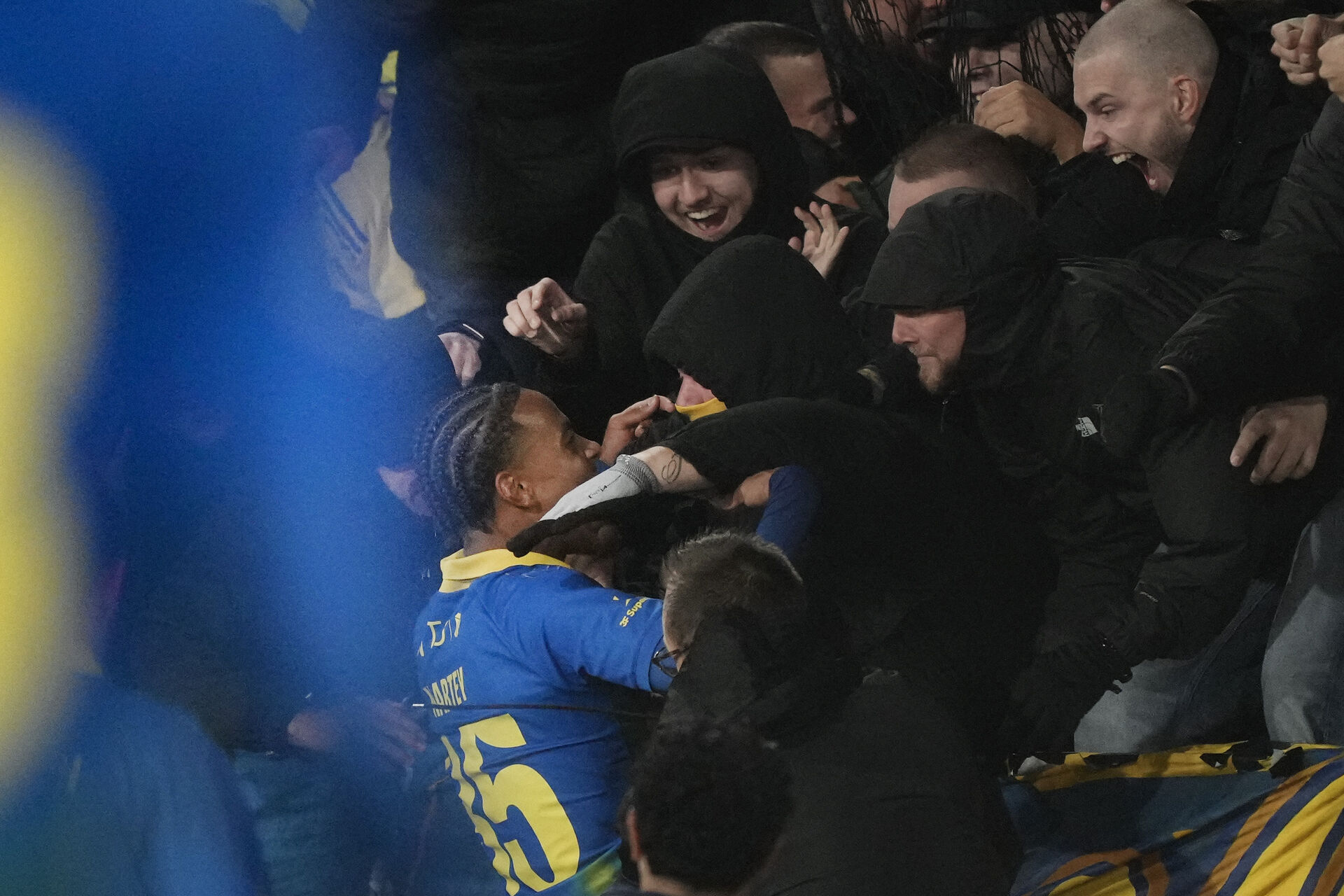 Noah Nartey jubler med de medrejsende Brøndby-fans.
