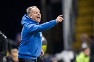 Alexander Zorniger råber ad sine spillere.