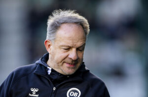 Zorniger stirrer ned i jorden