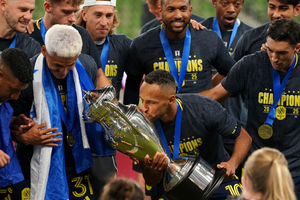 Hany Mukhtar kysser pokalen efter at have vundet US Open Cup.