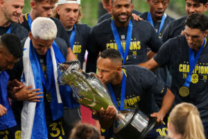 Hany Mukhtar kysser pokalen efter at have vundet US Open Cup.