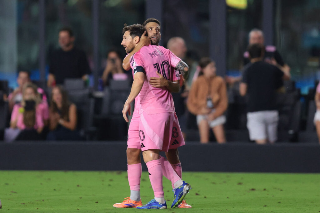 Messi og Alba har armen om hinanden.