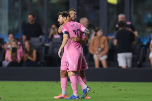 Messi og Alba har armen om hinanden.