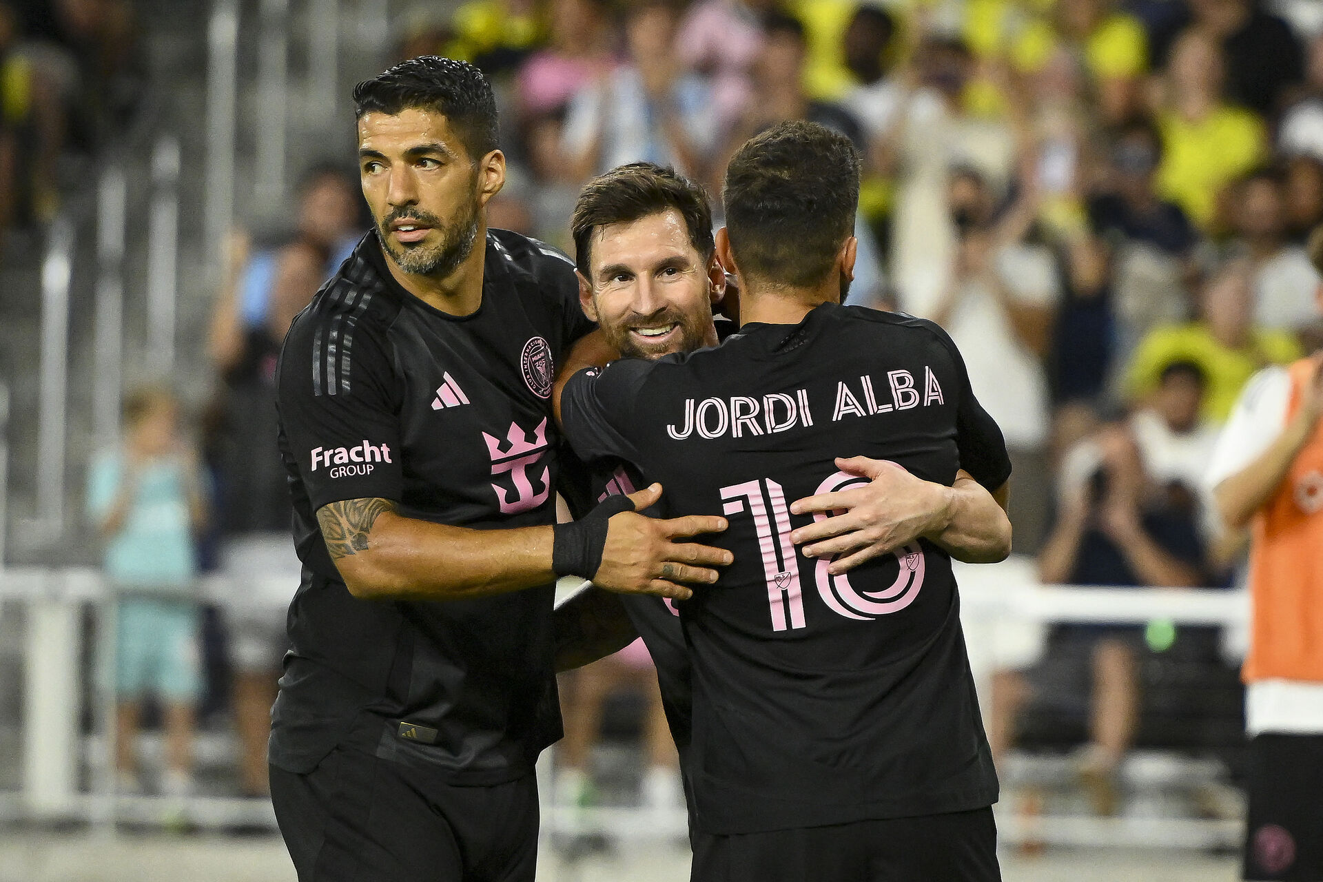 Lionel Messi krammer med Jordi Alba og Luis Suarez.