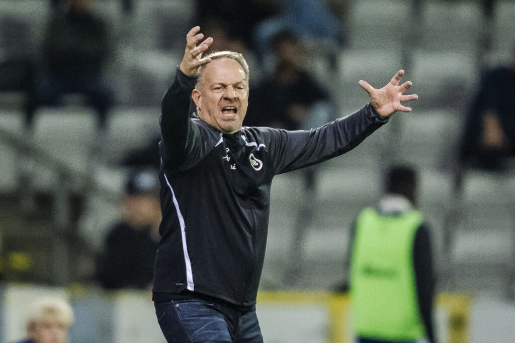 Alexander Zorniger slår ud med armene.