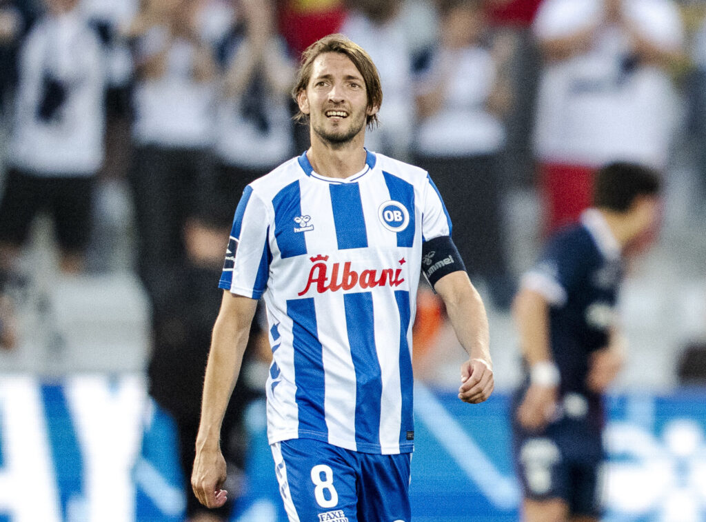 Rasmus Falk kigger op