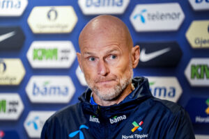 Ståle Solbakken på et pressemøde.