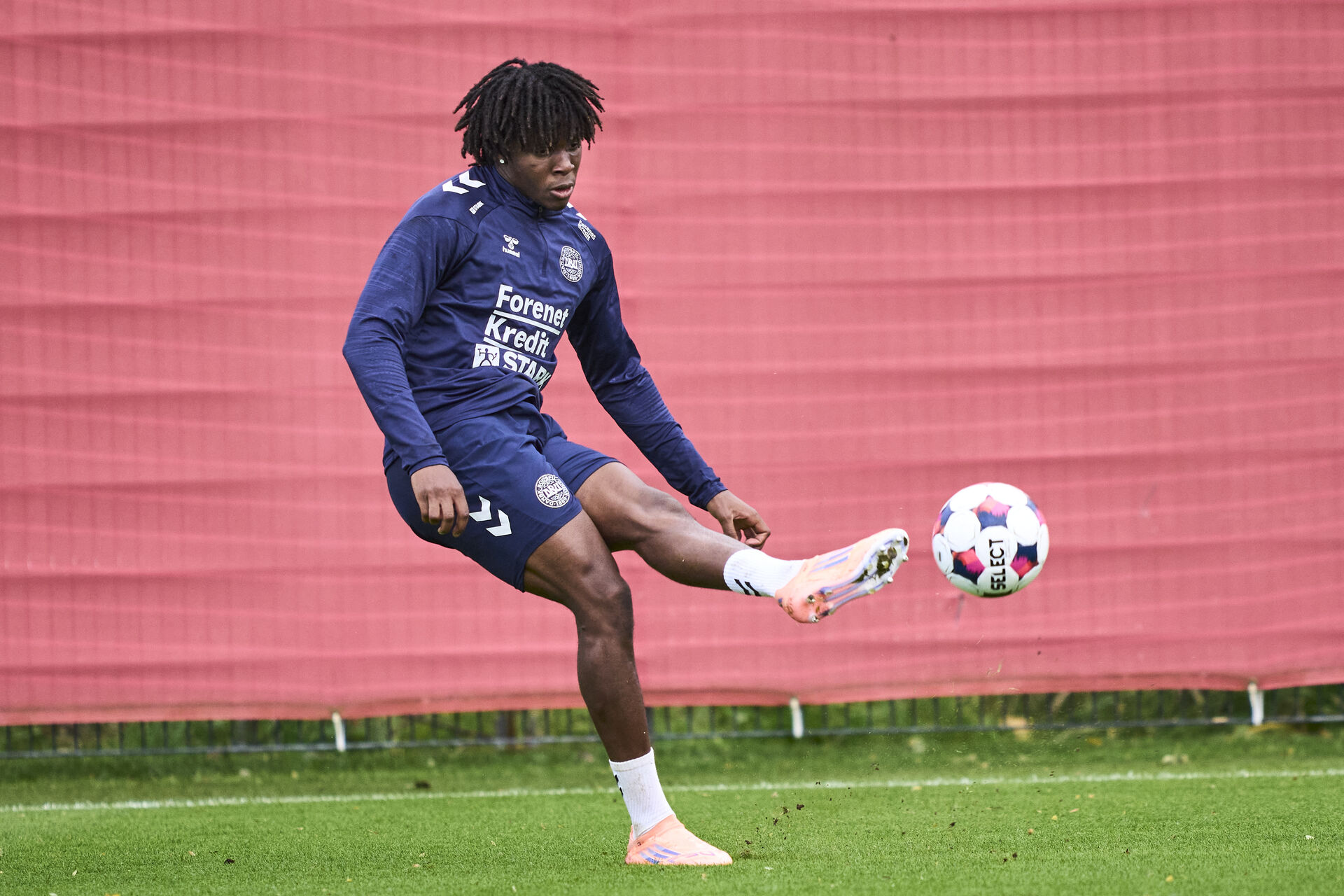 Patrick Dorgu til træning med Danmark.