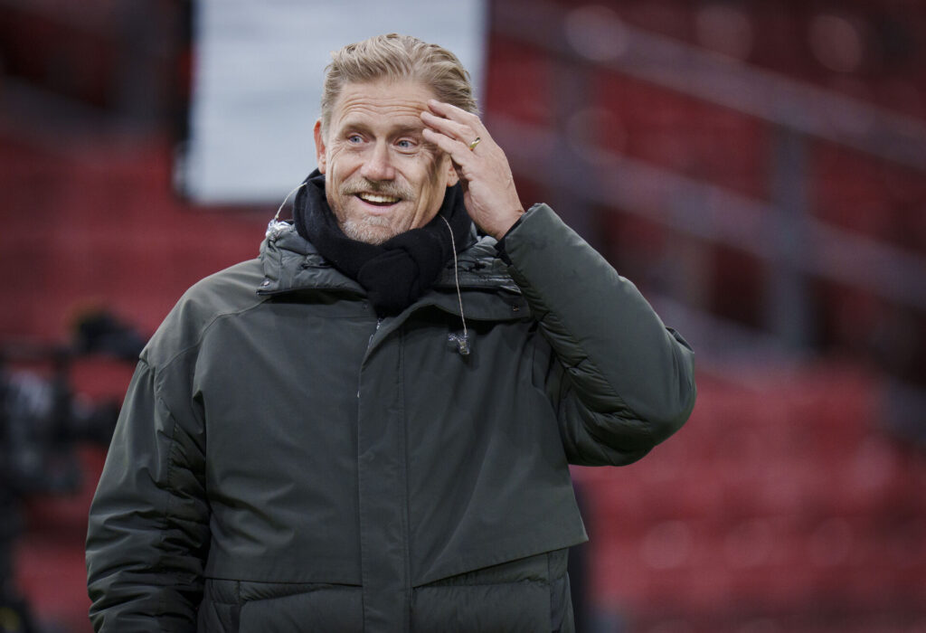 Peter Schmeichel tager sig til hovedet.
