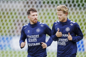 Morten Hjulmand og Pierre-Emile Højbjerg side om side under et træningspas med det danske landshold.