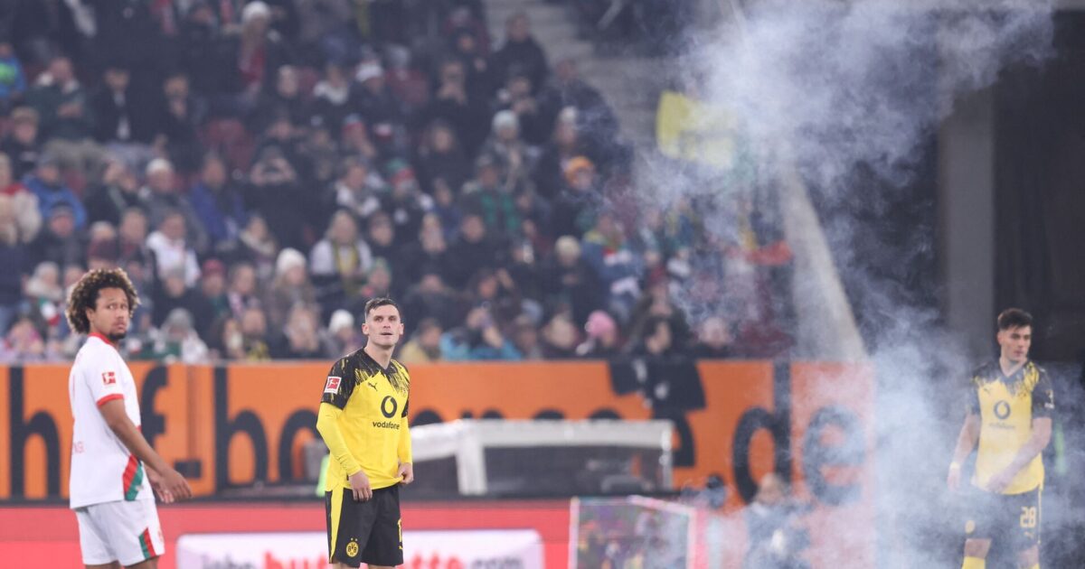 Se her: Dortmund-fans afbryder kamp med vildt pyroshow Foto: Alexandra Beier/AFP/Ritzau Scanpix