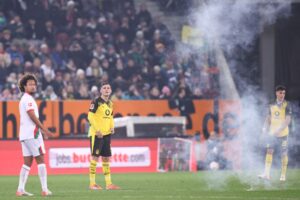 Augsburg-Dortmund afbrydes grundet pyro