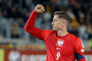 Robert Lewandowski med en knyttet næve.