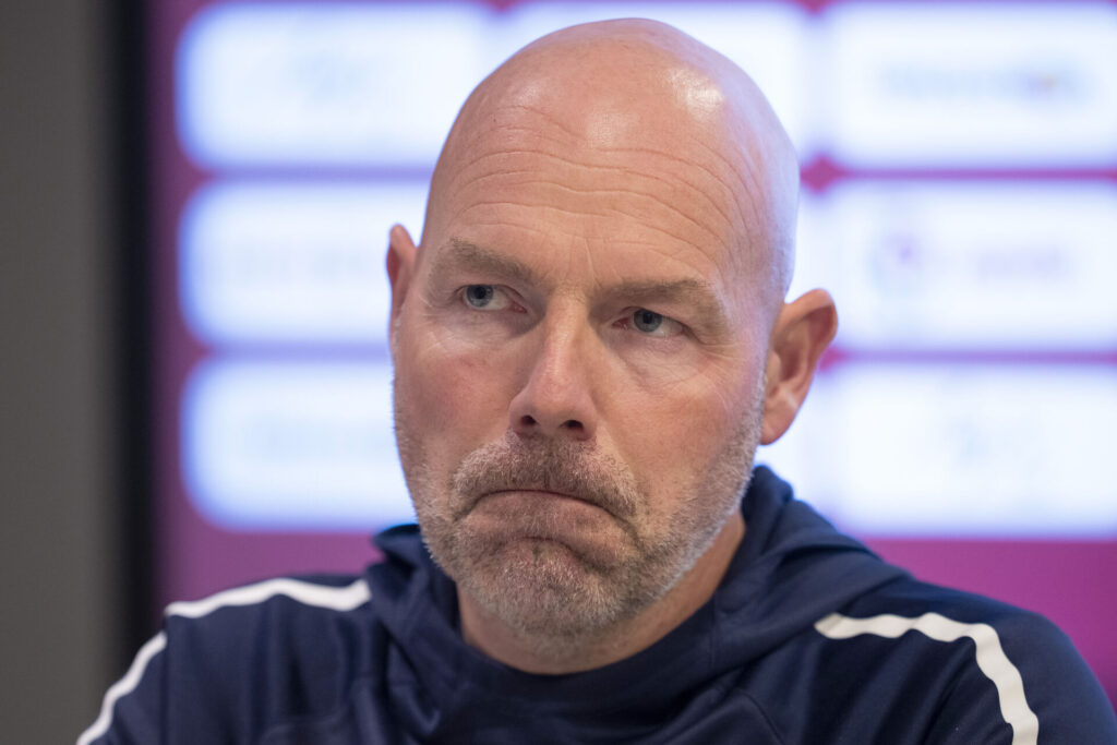 Brian Riemer kigger skeptisk til et pressemøde.