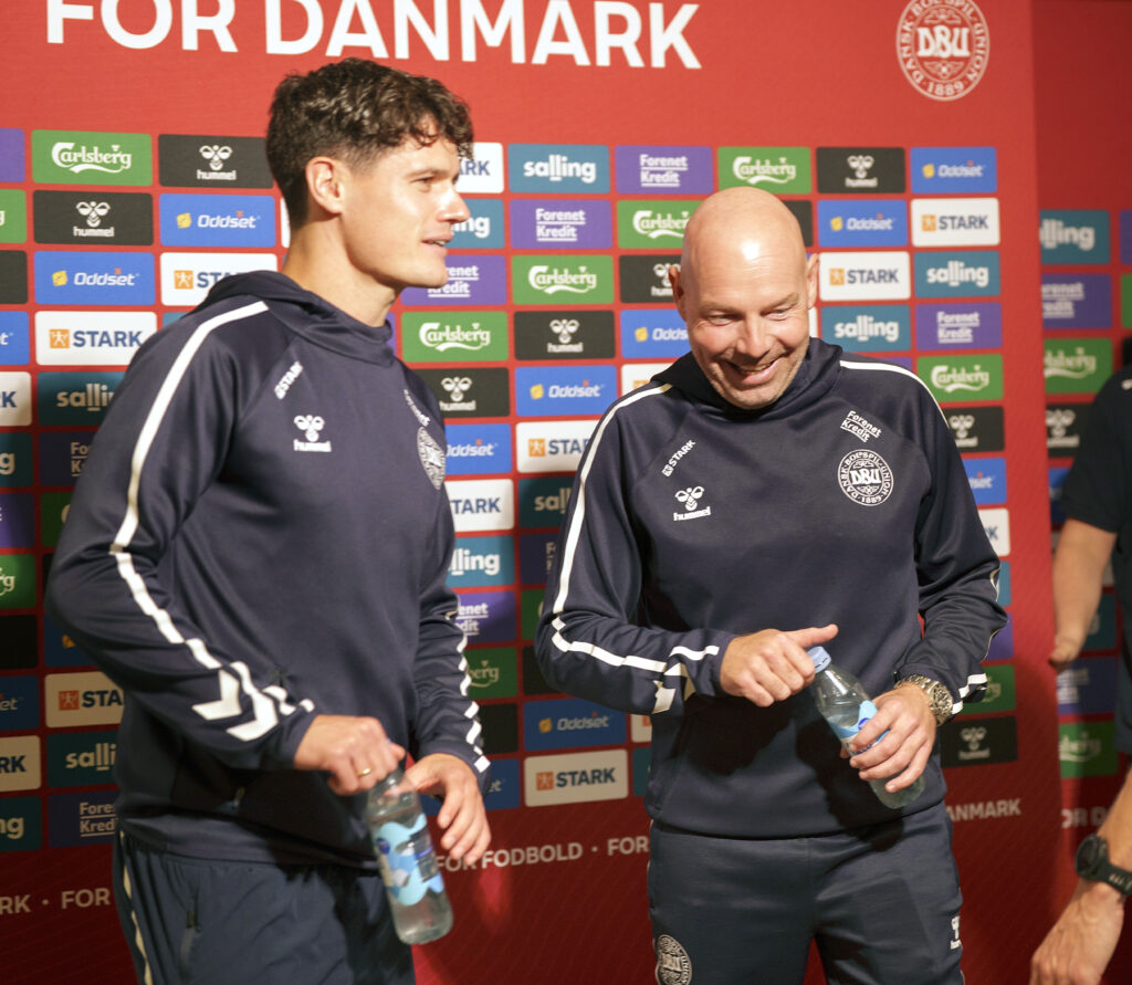 Christian Nørgaard og Brian Riemer. VM-kval: Landsholdets pressemøde