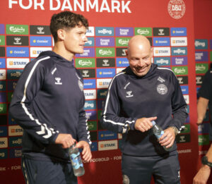 Christian Nørgaard og Brian Riemer. VM-kval: Landsholdets pressemøde