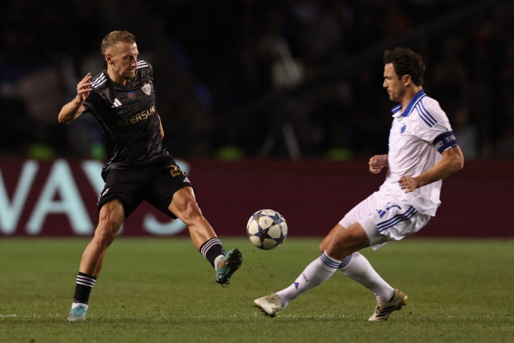 Thomas Delaney i en duel med en Qarabag-spiller.