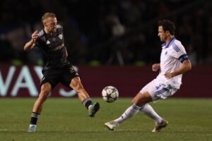 Thomas Delaney i en duel med en Qarabag-spiller.