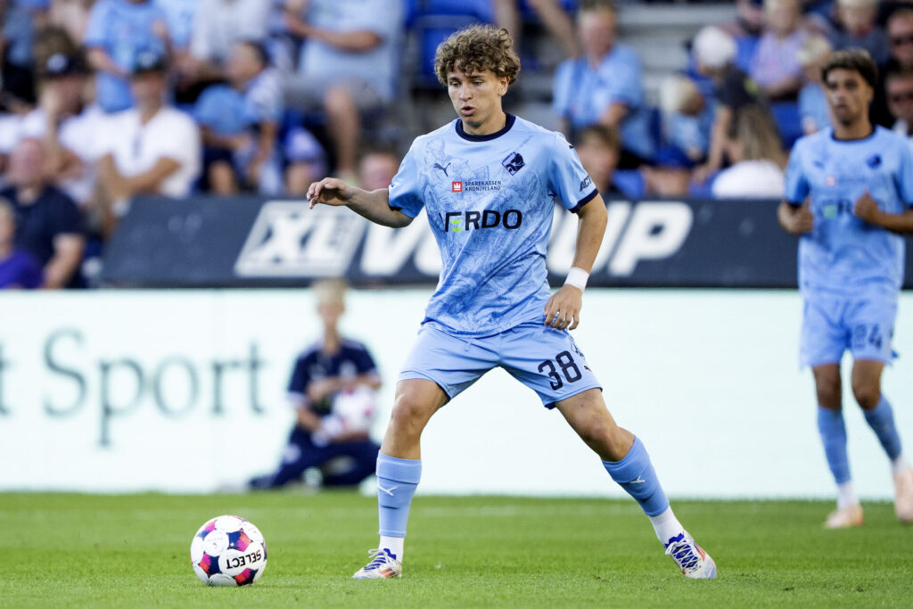 Max Albæk modtager en aflevering.