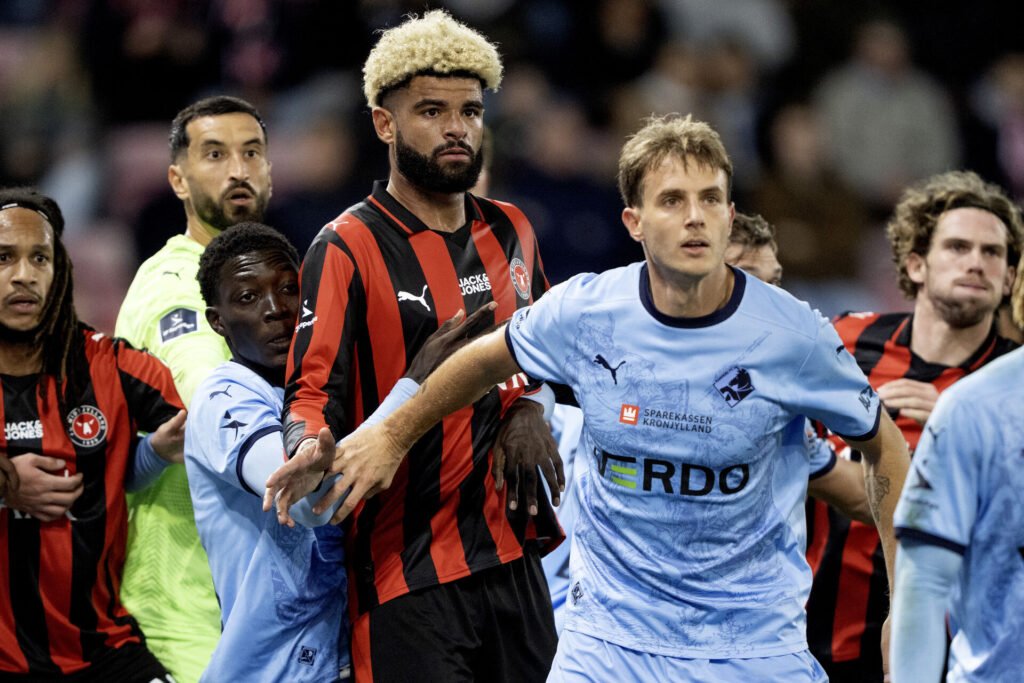 FC Midtjylland under et langt indkast mod Randers FC.