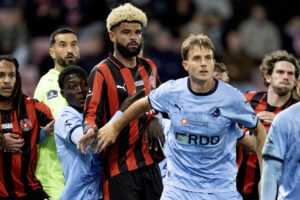 FC Midtjylland under et langt indkast mod Randers FC.