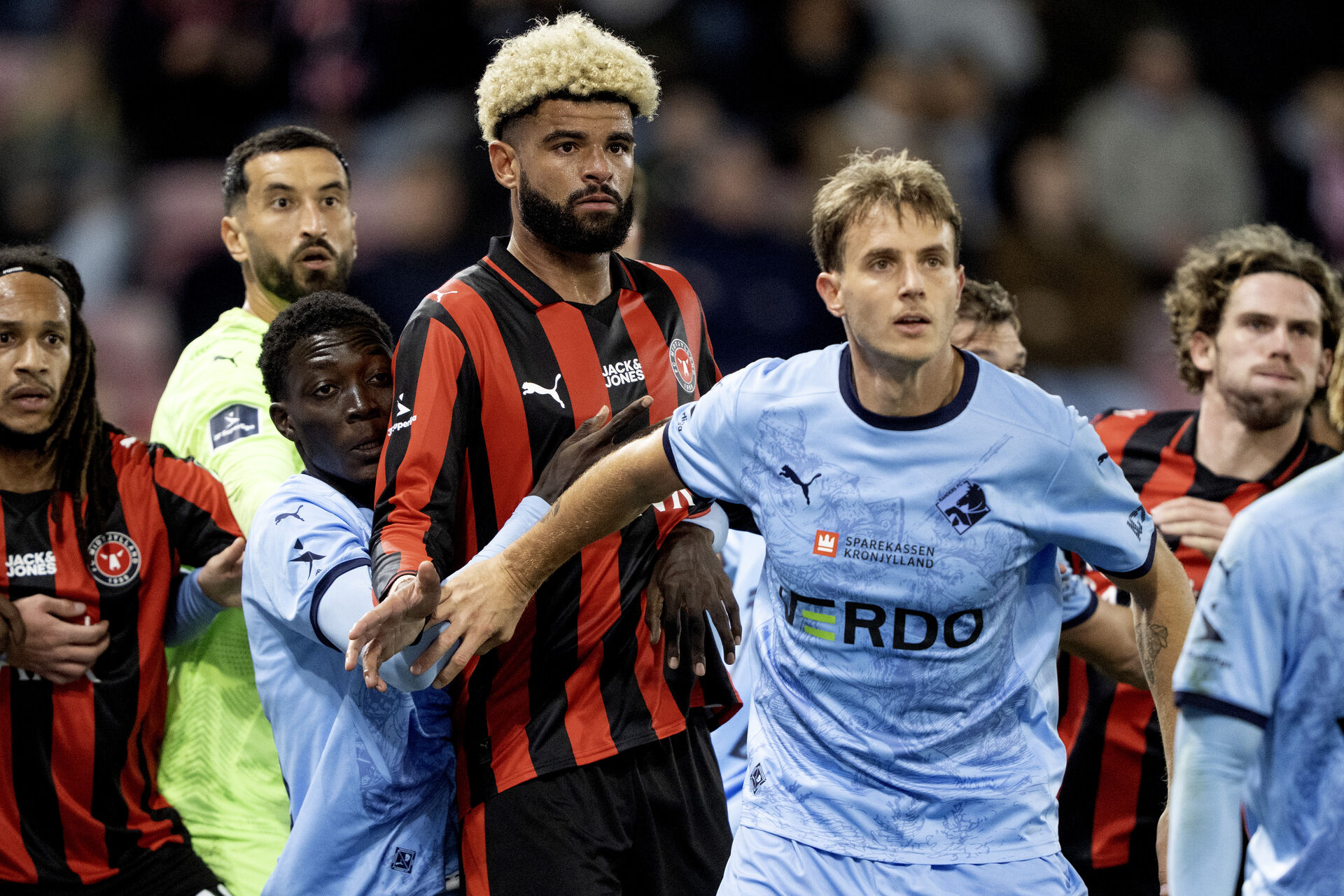 FC Midtjylland under et langt indkast mod Randers FC.