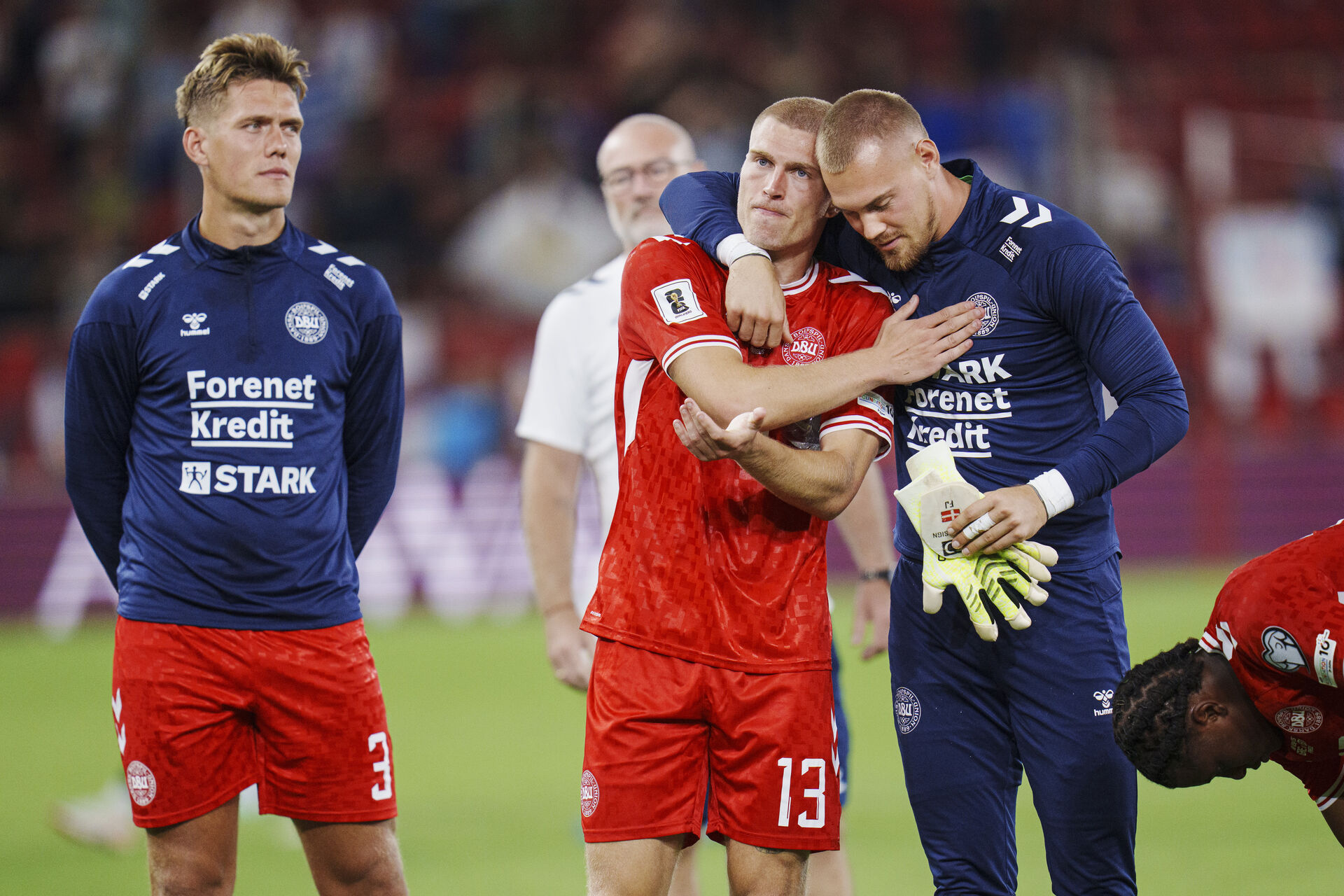 Rasmus Nissen Kristensen i en krammer med Filip Jørgensen.