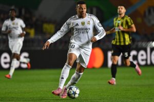 Kylian Mbappé med bolden ved fødderne