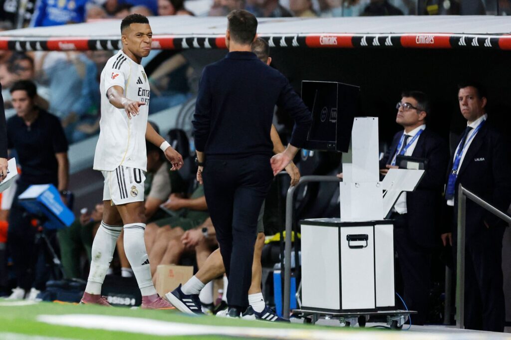 Kylian Mbappé forlader banen skadet og given hånd til træner Xabi Alonso.