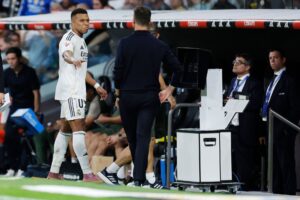 Kylian Mbappé forlader banen skadet og given hånd til træner Xabi Alonso.