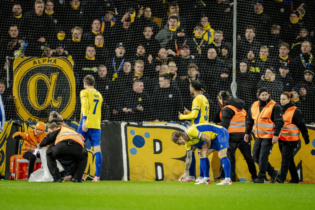 Sean Klaiber nede ved Brøndby IF's fans.