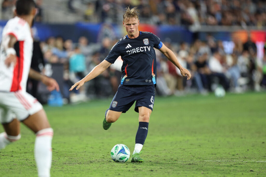 Jeppe Tverskov afleverer til bolden i en kamp for San Jose Earthquakes