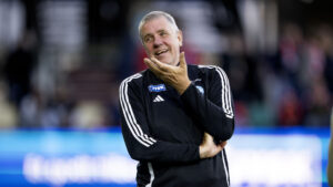 Kent Nielsen smiler med en hånd foran ansigtet