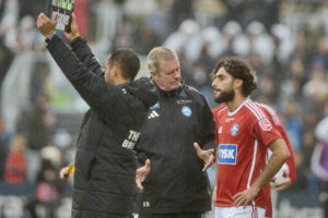 Kent Nielsen giver instrukser i forbindelse med en indskiftning.