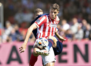 Helenius i duel om bolden.