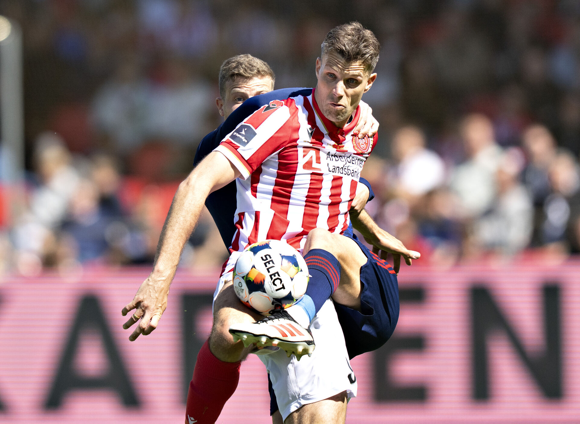 Helenius i duel om bolden.