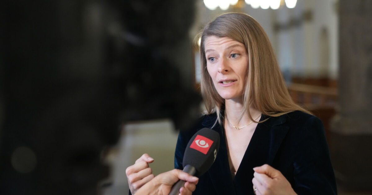 Minister varsler flere ændringer: Det her er pakke ét Skatteminister Ane Halsboe-Jørgensen (S) afholder doorstep om 'Spilpakke 1  Et mere ansvarligt spilmarked', på Christiansborg i København, fredag den 24. oktober 2025. Regeringen og et bredt flertal i Folketinget har indgået en omfattende aftale, der skal bremse spilafhængighed og styrke beskyttelsen af børn og unge mod pengespil.