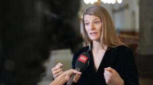 Ane Halsboe Jørgensen bliver interviewet af TV2