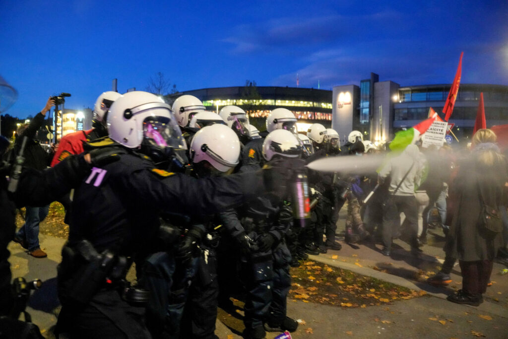 Norsk politi sprøjter med tåregas mod demonstranter
