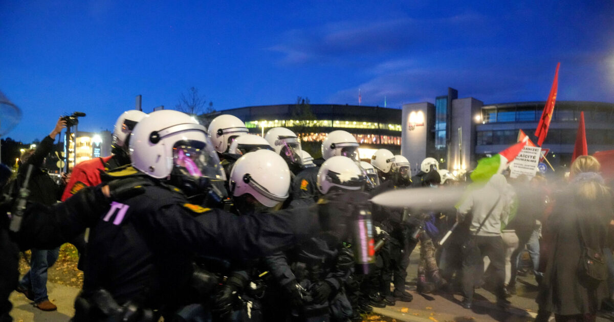 17 anholdt under Norges kamp mod Israel: Politiet brugte tåregas mod demonstranter Foto: Ritzau Scanpix/REUTERS