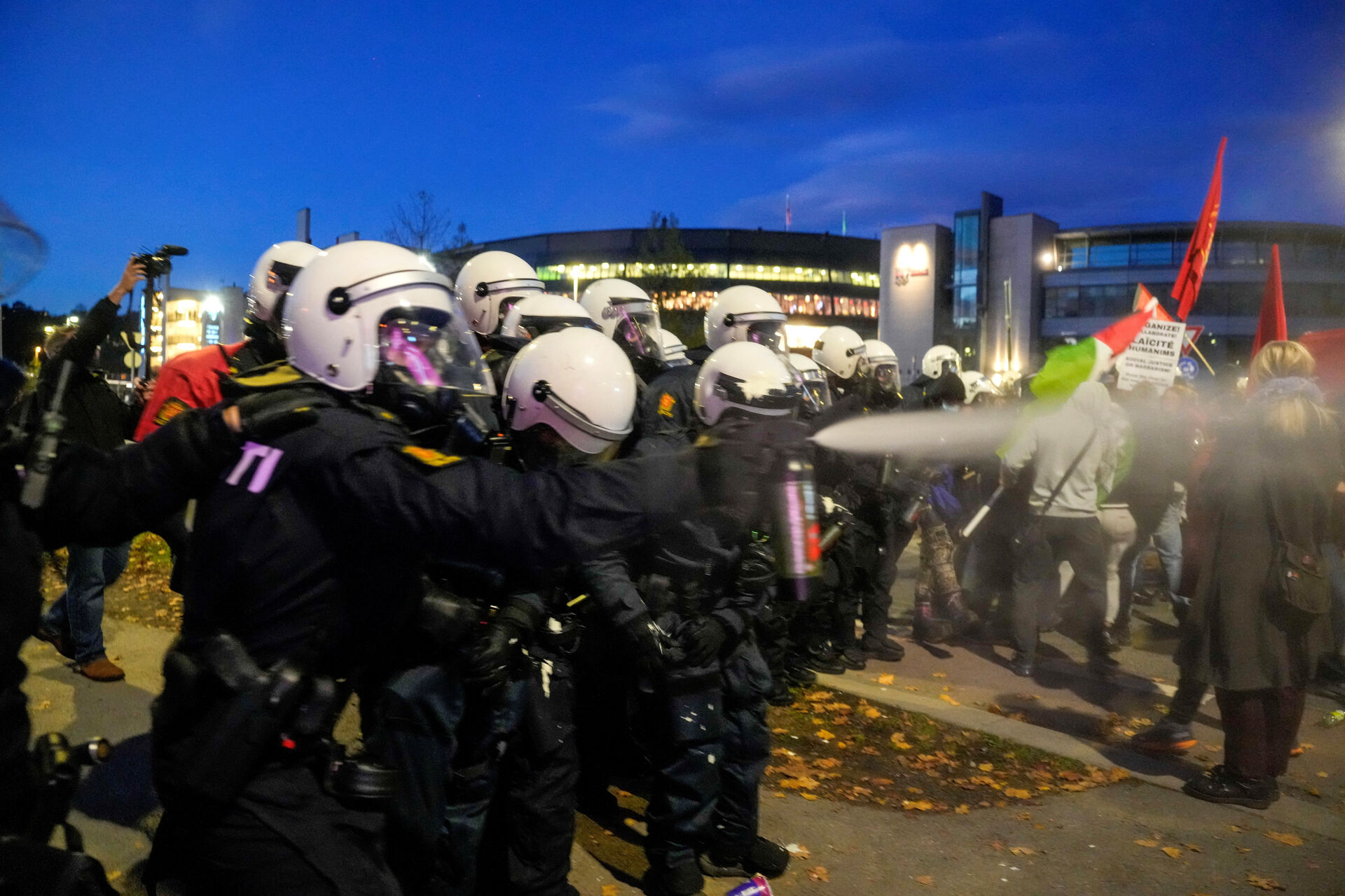 Norsk politi sprøjter med tåregas mod demonstranter