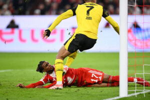 Michael Olise tackler Jobe Bellingham og scorer.