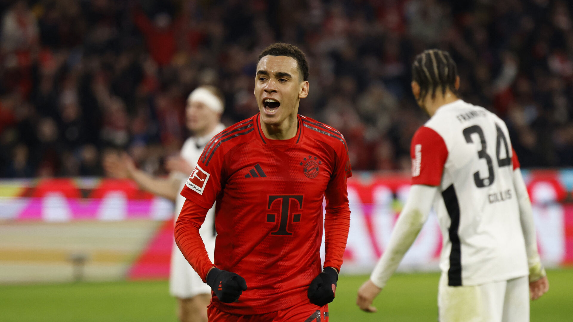 Jamal Musiala har sorte handsker på