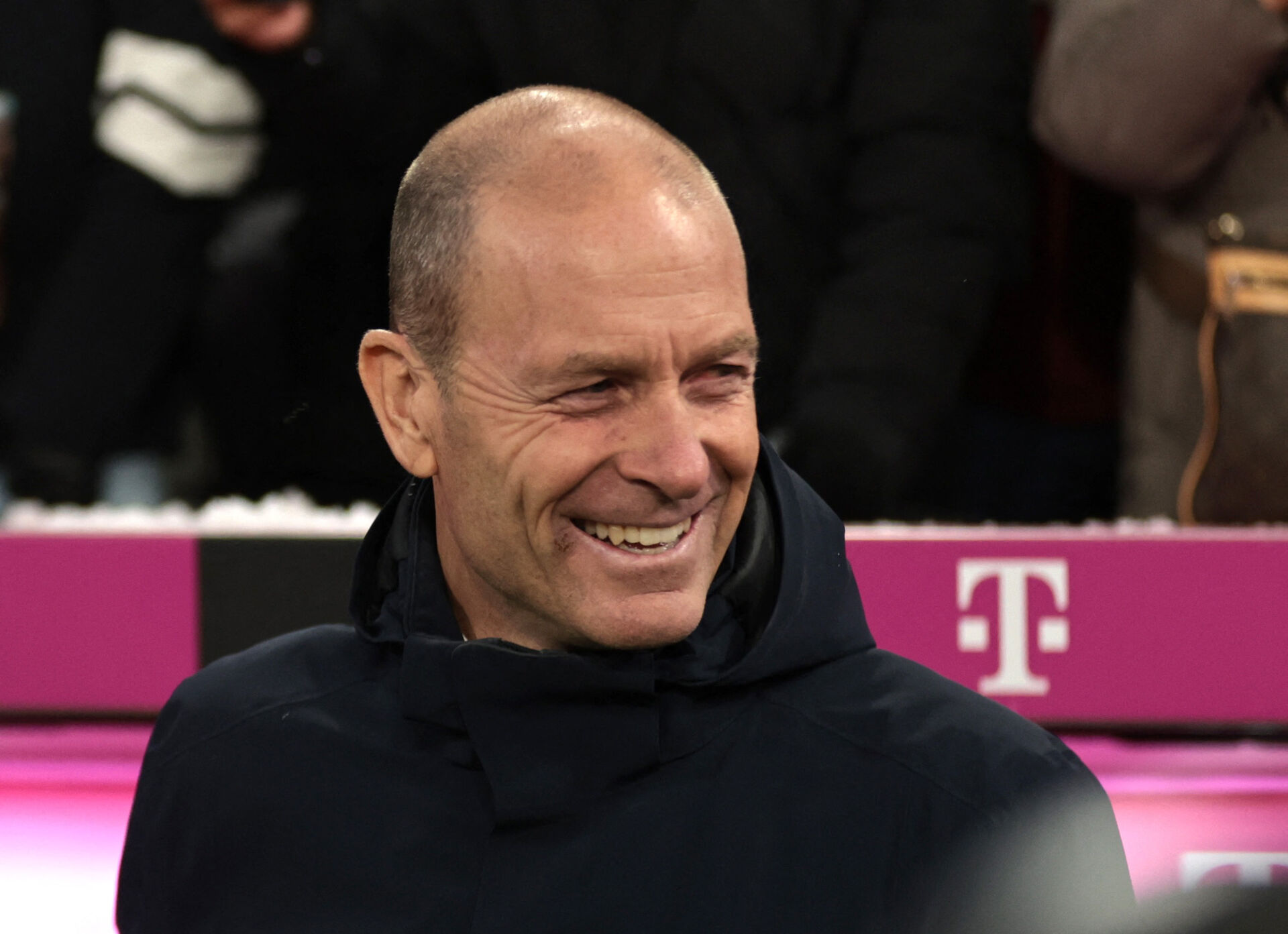 Jess Thorup med et stort smil på.