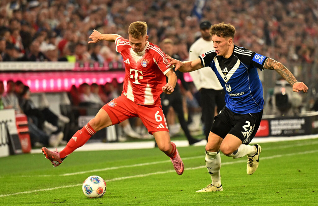 Kimmich hopper over bolden mod Hamburger SV.
