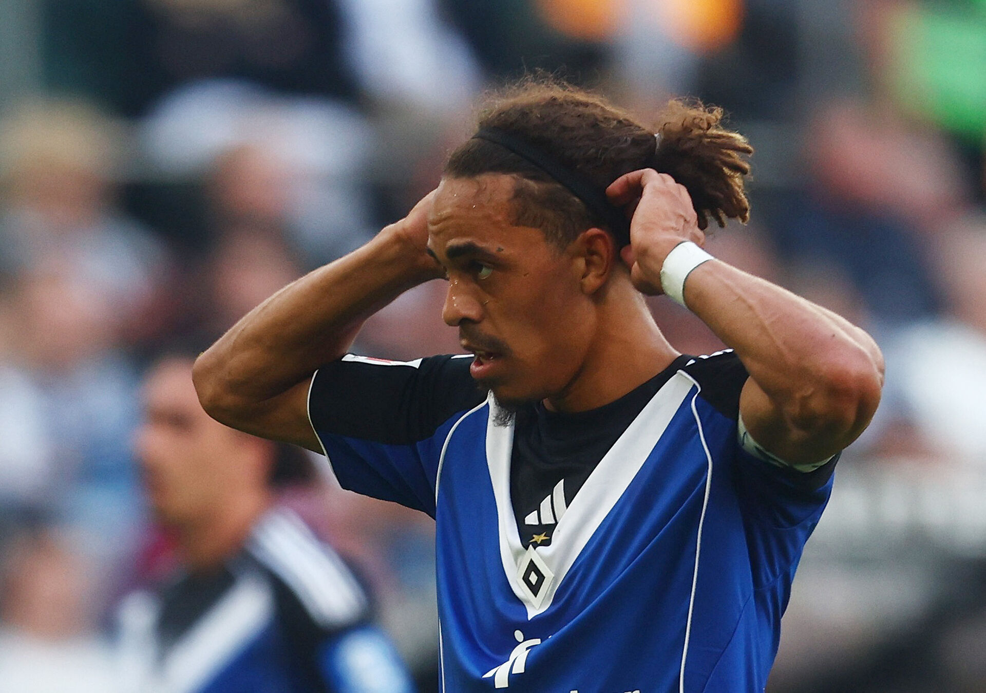 Yussuf Poulsen retter på sit pandebånd.