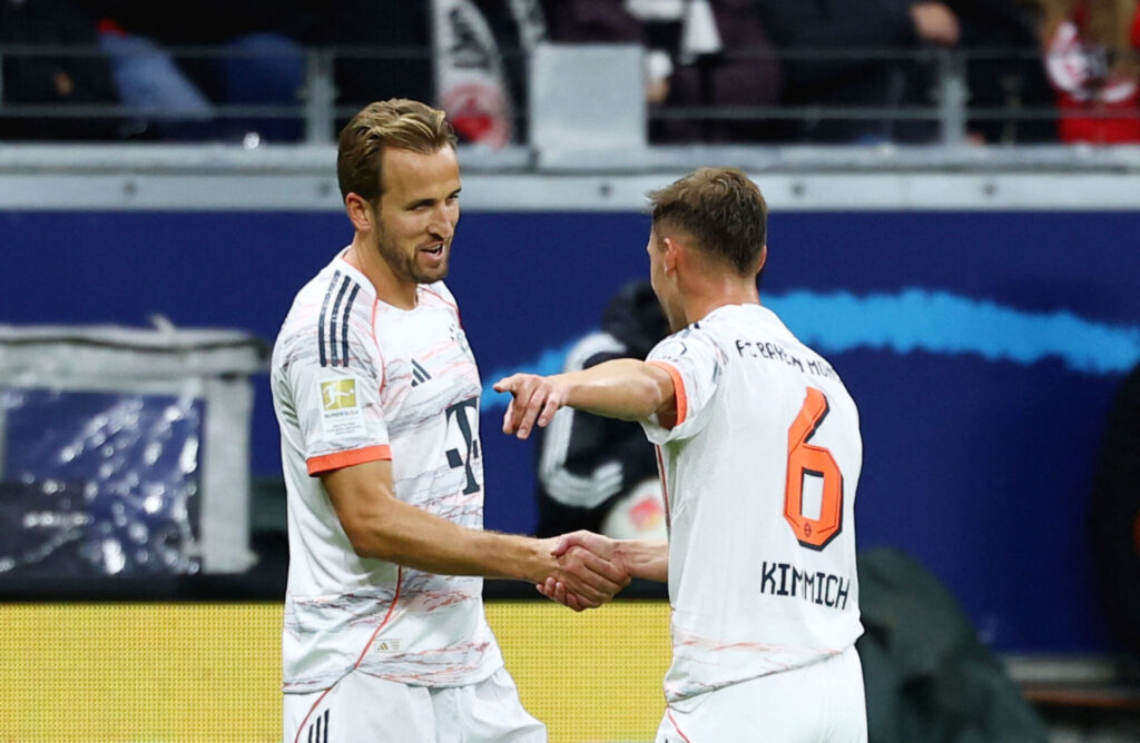 Harry Kane giver Joshua Kimmich hånden efter mål mod Frankfurt.